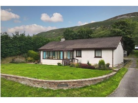 East Dale, 80 Strath Road, Helmsdale, KW8 6JL